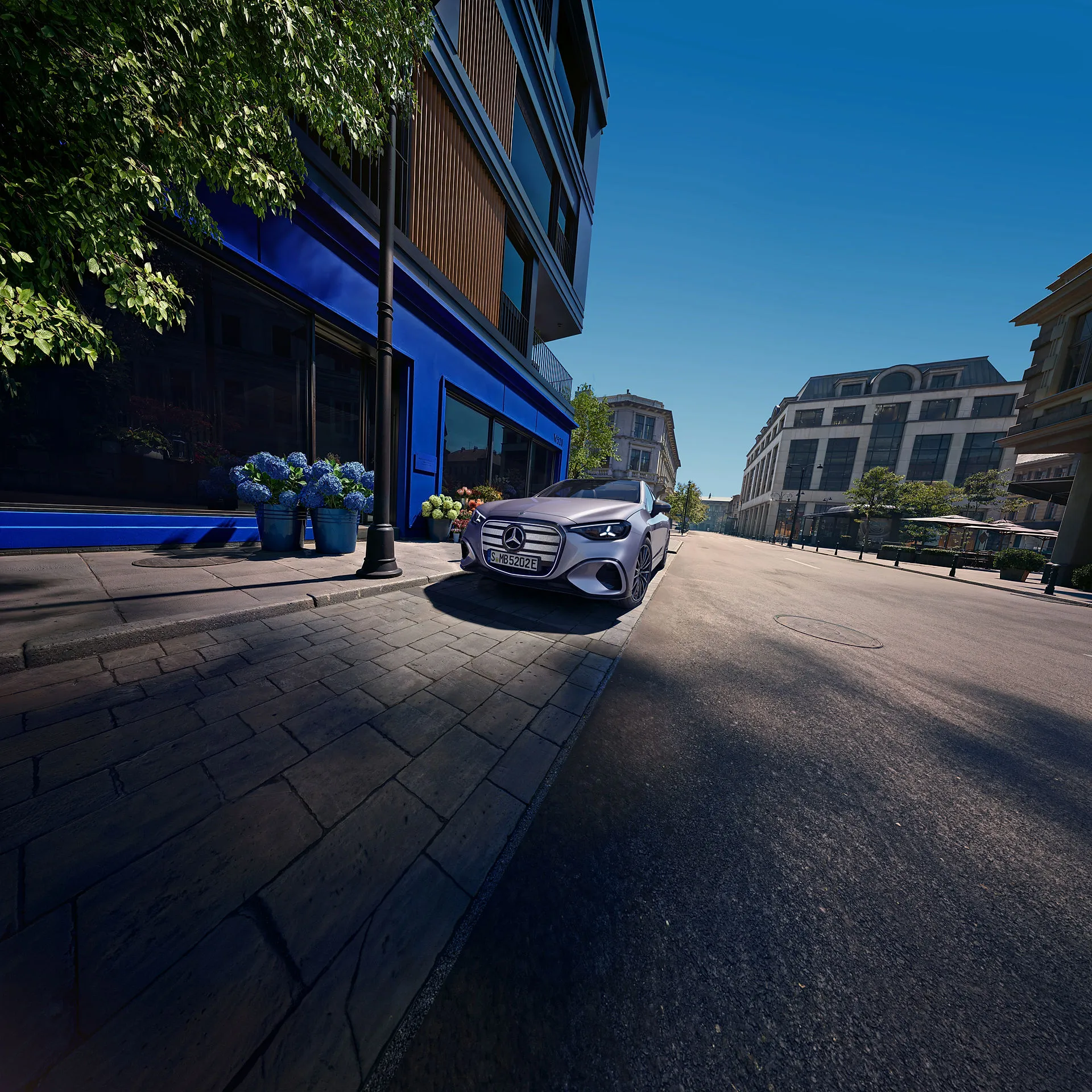 Elektrinė Mercedes-Benz C klasė miesto gatvėje