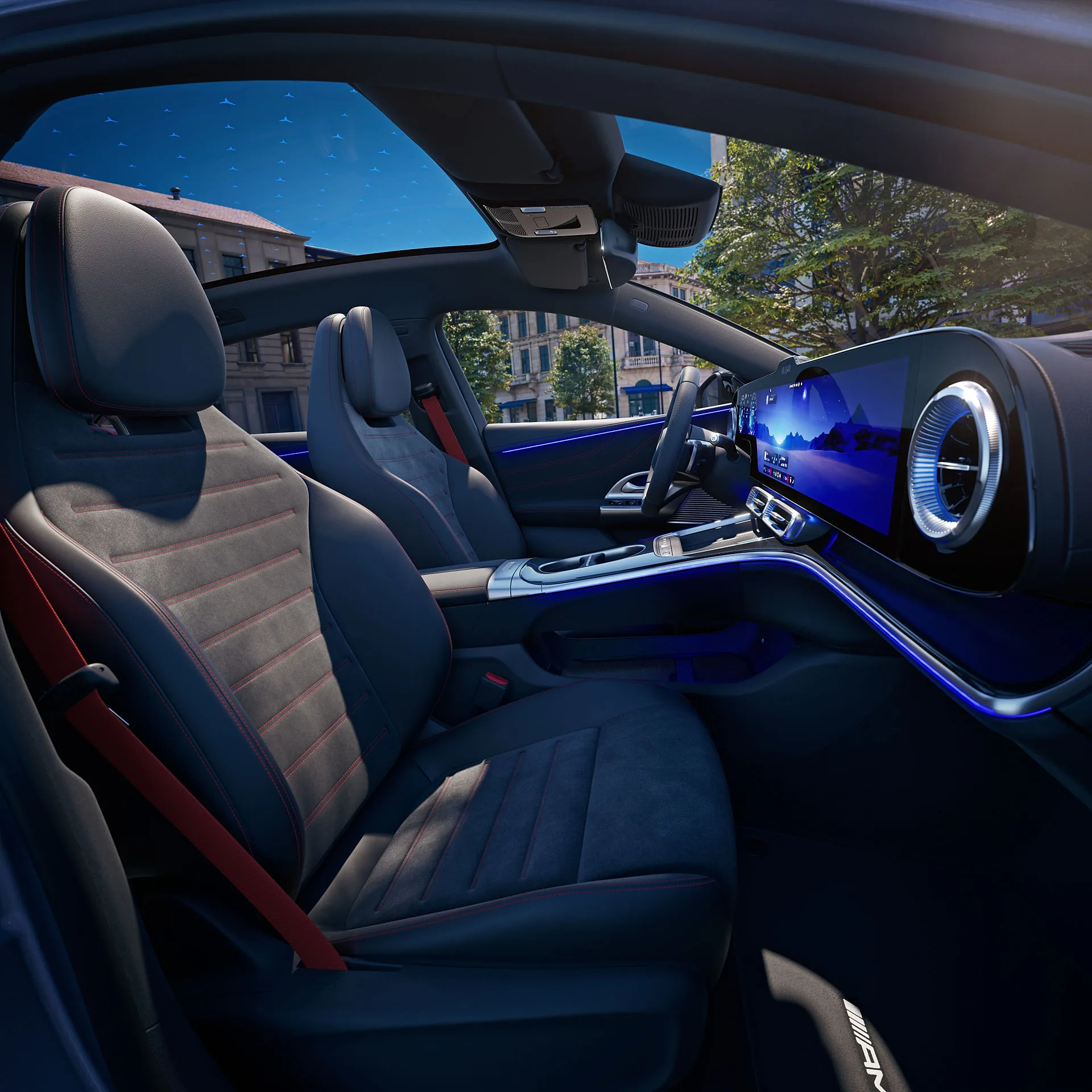 Priekinės sėdynės ir panoraminis stogas naujojoje elektrinėje Mercedes-Benz C klasėje