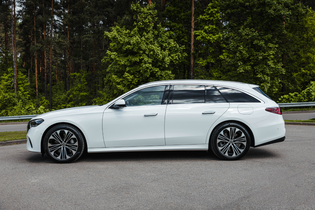 Mercedes-Benz E-klasės sedanas, vaizdas iš šono
