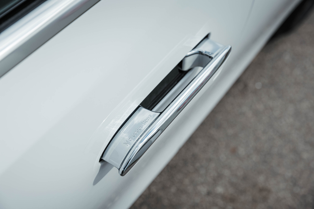 Mercedes-Benz E-klasės stogo bėgelio artimas planas