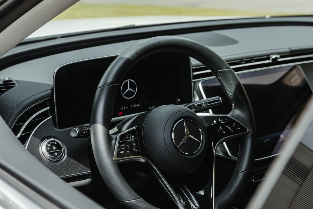 Mercedes-Benz E-klasės salonas, vairas ir prietaisų skydelis
