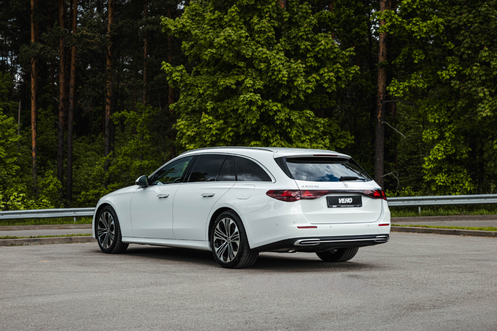 Mercedes-Benz E-klasės universalas, vaizdas iš galo