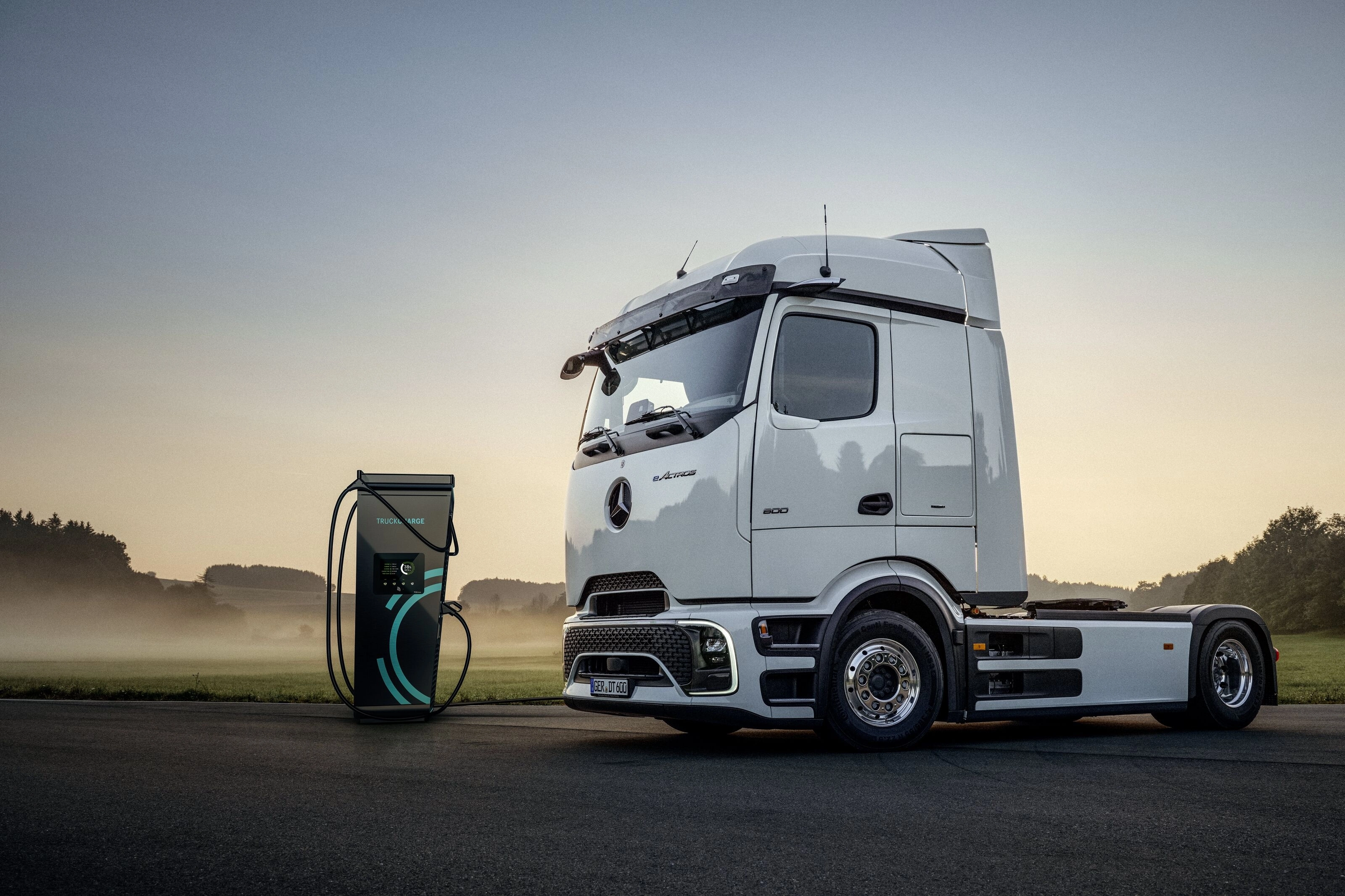 Mercedes-Benz sunkvežimis įkrovimo stotelėje