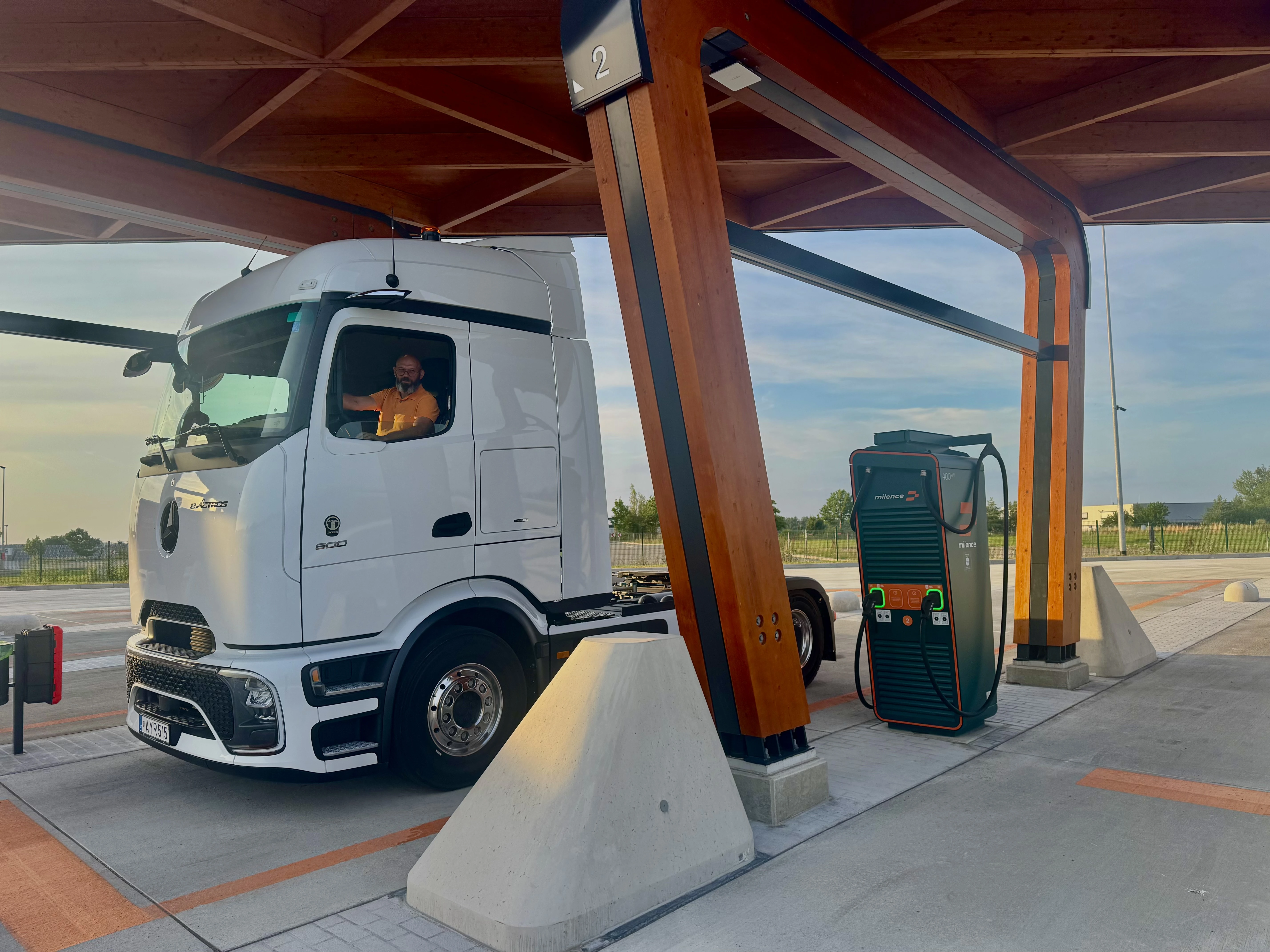 Mercedes-Benz eActros 600 su vairuotoju
