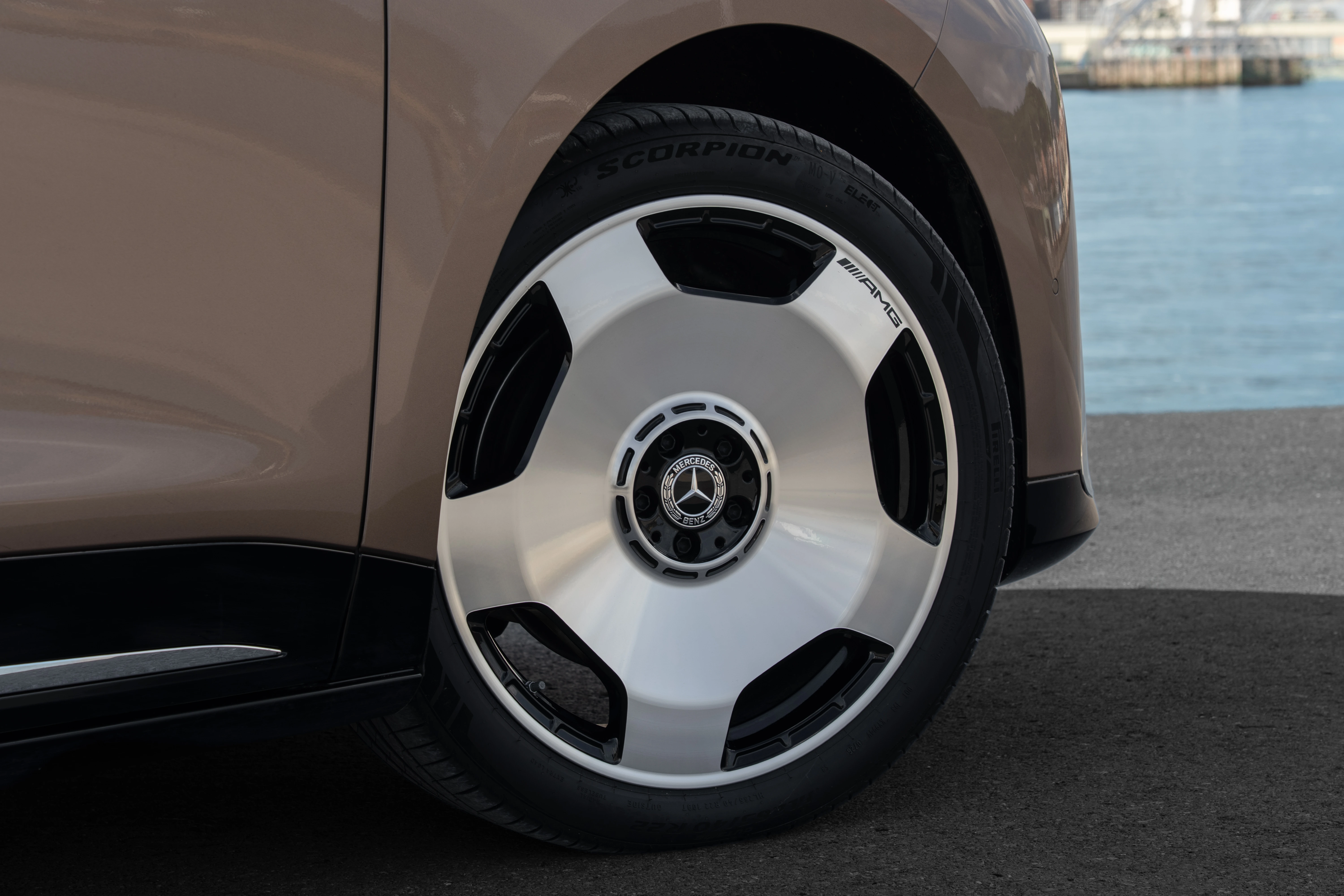 Naujasis elektrinis Mercedes-Benz VLE ratai
