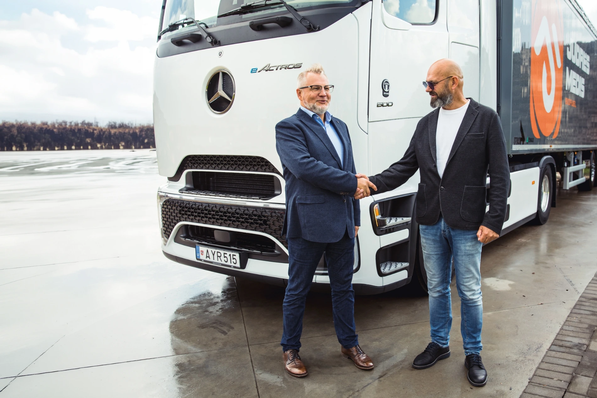 UAB JUDRĖS MEDIS vadovas Raimondas Rėbžda ir UAB VEHO LIETUVA nulinės emisijos transporto priemonių specialistas Arvydas Kniukšta